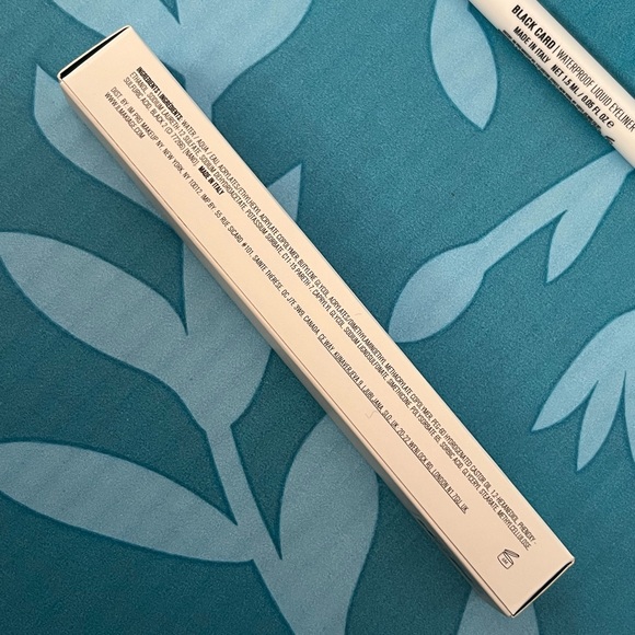 BLACK CARD LIQUID EYELINER
ULTRA-BLACK WATERPROOF LINER - Picture 3 of 8